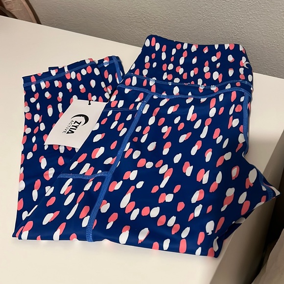 ZYIA Pants - NWT Zyia Drop of Spring Pocket Light n Tight Hi-Rise Capri 20” Size 6-8